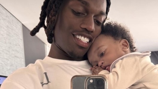 米体:莱奥在联赛间歇期返回葡萄牙,为双胞胎孩子庆祝1周岁生日