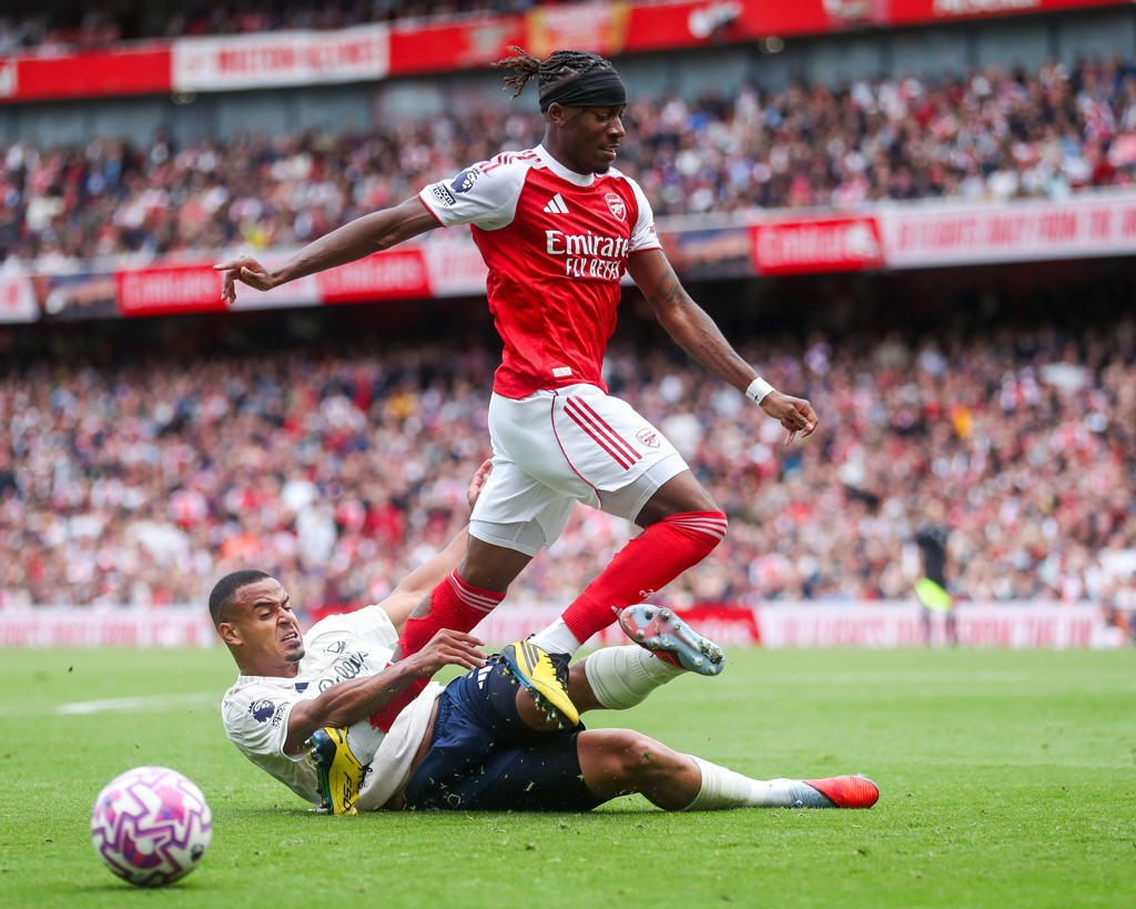 记者:马杜埃凯今天接受膝盖检查,未伤及十字韧带,伤缺时间待定